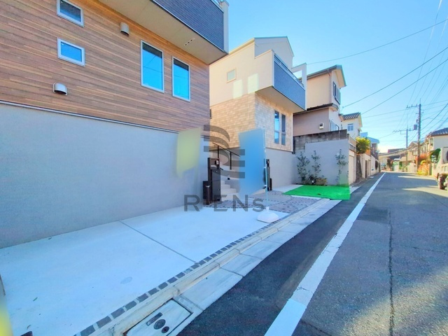 【前面道路含む現地写真】 | 練馬区大泉町２丁目　新築戸建て　C号棟 | 見通しもよく落ち着いた住宅街でゆったり過ごせる住環境です