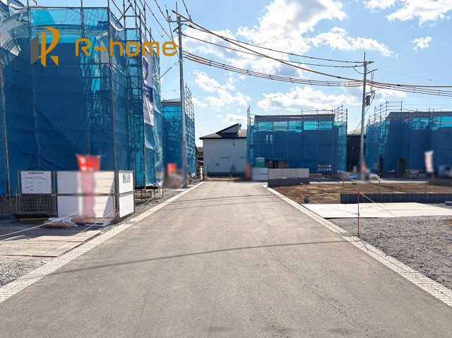 かすみがうら市下稲吉2期　新築戸建て　2号棟の前面道路含む現地写真|『今から見たい！』大歓迎です♪
お気軽にＲ－ｈomeまでお問い合わせください。