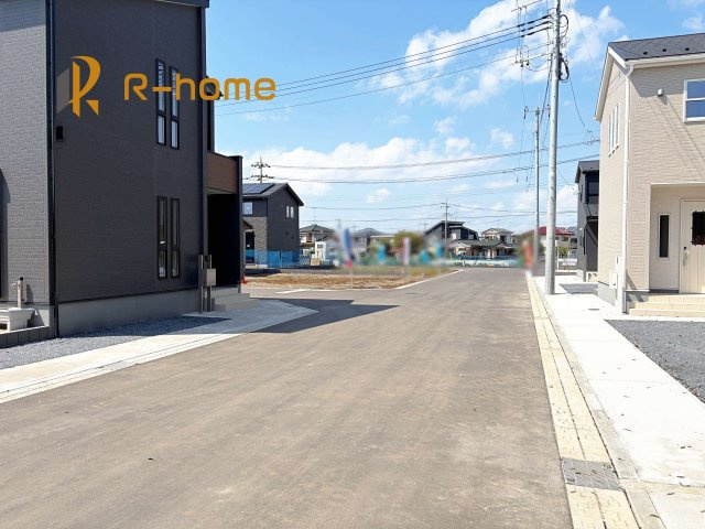 かすみがうら市下稲吉2期　新築戸建て　2号棟の前面道路含む現地写真|堂々！建物完成♪実際のお部屋をご見学可能です♪
ご見学が一番の資料！お気軽にお問い合わせ下さい♪