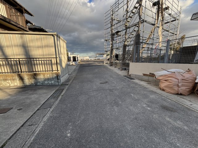 知立市逢妻町丸坪14番17、21の一部『仲介手数料無料』新築戸建ての前面道路含む現地写真