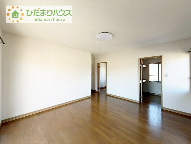 【寝室】 | 下妻市下妻丙　中古戸建 | 広めの主寝室は、ベッドの他にもパソコンデスクやドレッサーなども置けちゃいます(*^-^*)