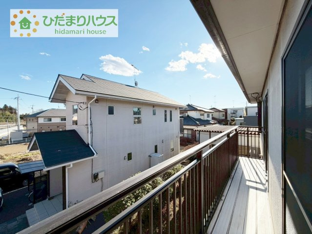 【バルコニー】 | 下妻市下妻丙　中古戸建 | 広々としたバルコニーは、大量の洗濯物を干しても余裕！お布団だって、家族全員分をいっきに干せますね(^O^)