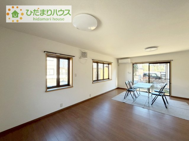 【居間・リビング】 | 下妻市下妻丙　中古戸建 | リビングの窓からはあたたかな日差しが差し込みます(*'▽')