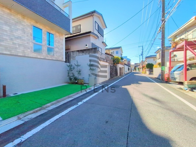 【前面道路含む現地写真】 | 練馬区大泉町２丁目　新築戸建て　D号棟 | 見通しもよく落ち着いた住宅街でゆったり過ごせる住環境です