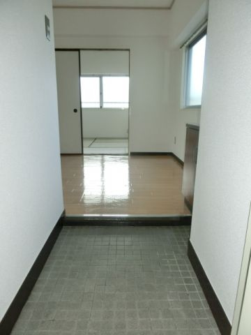 【玄関】 | 吉田ハイツ | 玄関入るとこんな感じ。 （※参考写真）