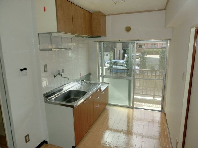 【キッチン】 | 吉田ハイツ | 窓のある明るいキッチンスペース。 （※参考写真）