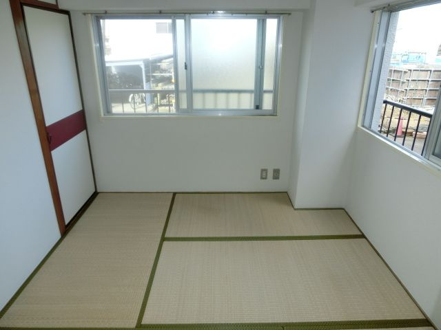 【寝室】 | 吉田ハイツ | ２面採光の明るい寝室スペース。 （※参考写真）