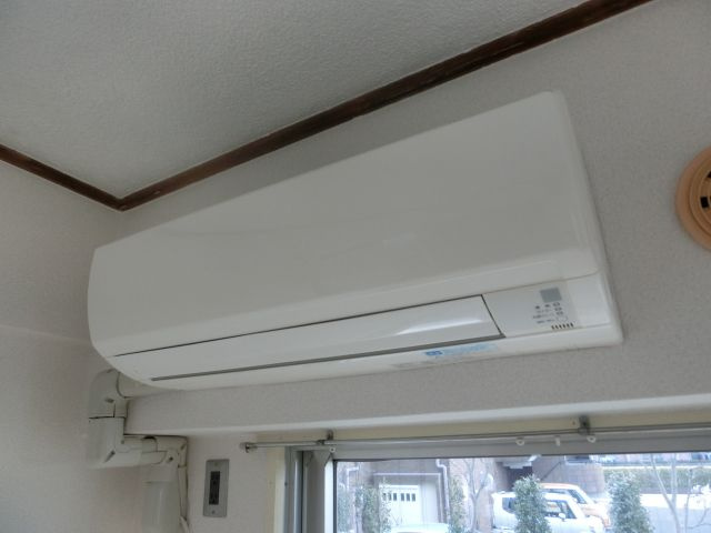 【設備】 | 吉田ハイツ | 日常生活に欠かせない快適エアコン。 （※参考写真）