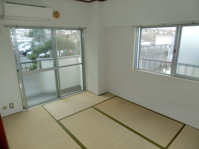 【居間・リビング】 | 吉田ハイツ | 角部屋２面採光の明るい居住スペース。 （※参考写真）