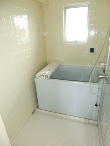 【浴室】 | 吉田ハイツ | 追い焚き機能付きのバスルーム。 （※参考写真）