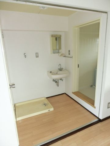 【洗面所】 | 吉田ハイツ | 脱衣所・独立洗面台完備。 （※参考写真）