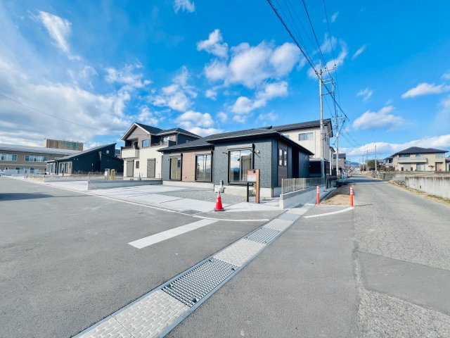 高崎市箕郷町上芝の前面道路含む現地写真|車の通りも少ないので、駐車が苦手な方にもおススメ◎