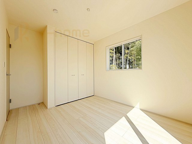 かすみがうら市下稲吉2期　新築戸建て　4号棟の洋室|どんな部屋家具も合わせやすいシンプルな洋室！
たっぷりの日差しと心地よい風が舞い込む住まい♪