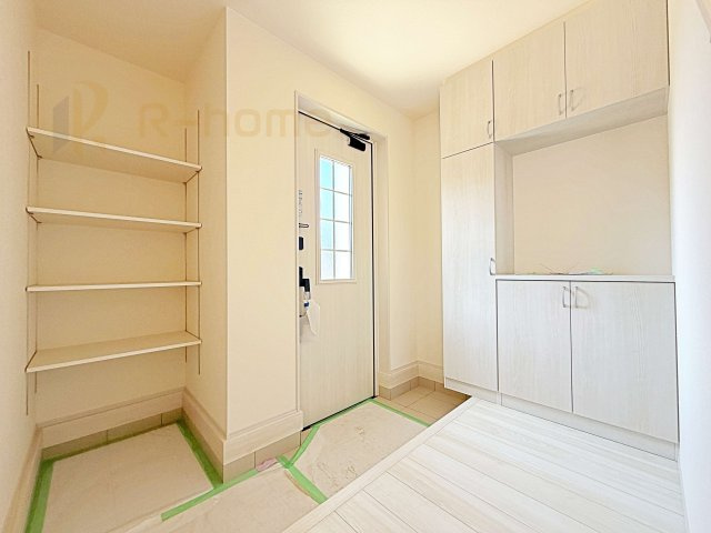 かすみがうら市下稲吉2期　新築戸建て　4号棟の玄関|気持ちよくご家族やゲストを送迎できる穏やかな雰囲気の玄関♪大きな下駄箱で玄関廻りスッキリ♪
