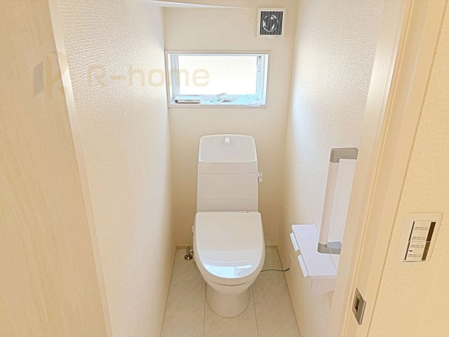 かすみがうら市下稲吉2期　新築戸建て　4号棟のトイレ|温水洗浄便座付きのトイレ。
トイレが２ヵ所設置で朝の忙しい時間でも安心です。