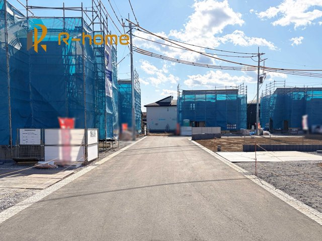 かすみがうら市下稲吉2期　新築戸建て　4号棟の前面道路含む現地写真|『今から見たい！』大歓迎です♪
お気軽にＲ－ｈomeまでお問い合わせください。