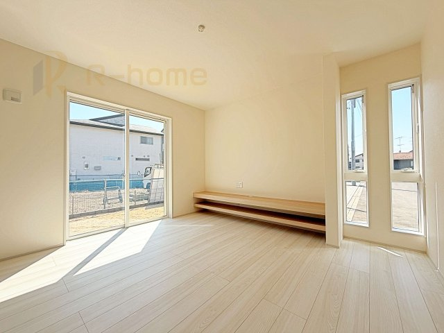 かすみがうら市下稲吉2期　新築戸建て　4号棟の居間・リビング|家族でくつろげる広々としたリビング！テレビ台としても活用できるカウンター付き♪