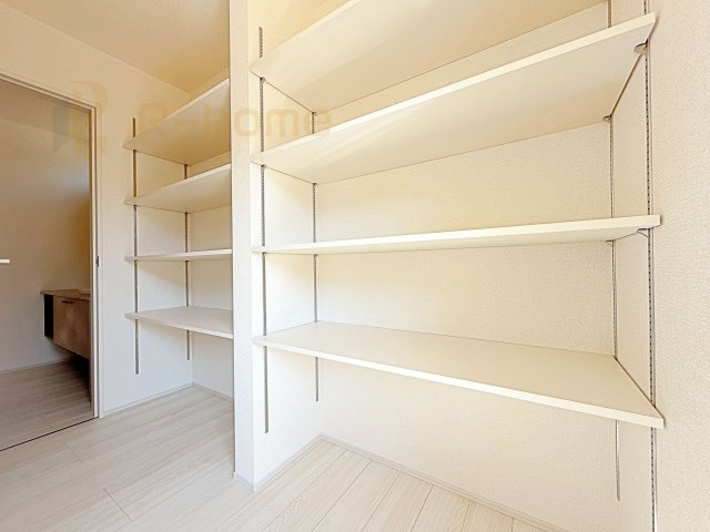 かすみがうら市下稲吉2期　新築戸建て　4号棟の収納|キッチンにはパントリーを設置！キッチン回りの整理整頓の悩みも解決♪