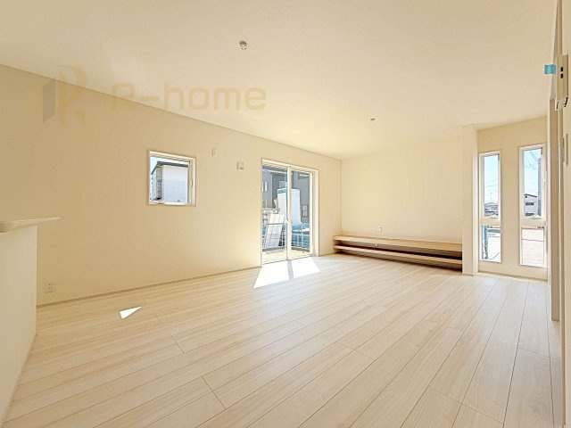 かすみがうら市下稲吉2期　新築戸建て　4号棟の居間・リビング|広くてとっても明るいLDK♪ストック品などの収納に便利なパントリー付き♪