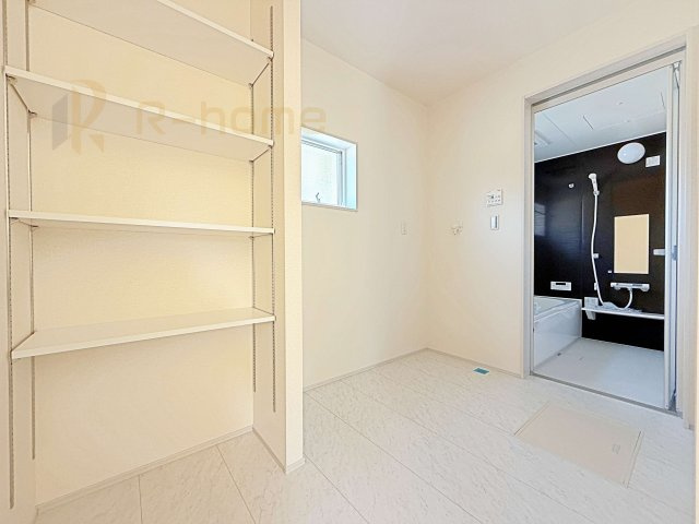 かすみがうら市下稲吉2期　新築戸建て　4号棟のその他|可動棚付きの広々としたランドリールーム！洗濯関連の家事がはかどります♪