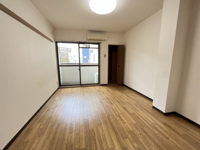 【居間・リビング】 | パラス2番館 | こちらのリビングで趣味の時間をお楽しみください