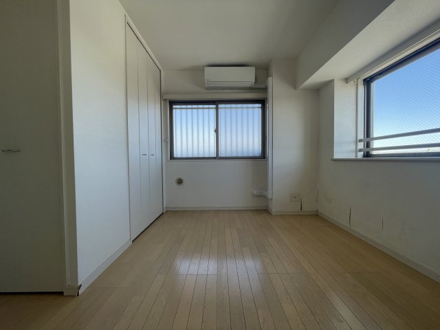 中古マンション　サンデュエル菜根　薫小・郡山第一中の洋室|北東のお部屋は二面採光で、収納が2ヶ所もございます(^^)/エアコン付きで快適にお過ごし頂けます。
