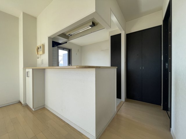 中古マンション　サンデュエル菜根　薫小・郡山第一中のキッチン|キッチン後ろには収納が2ヶ所あり！食品庫としても使用できる為、いつでも整理整頓が出来るキッチン♪