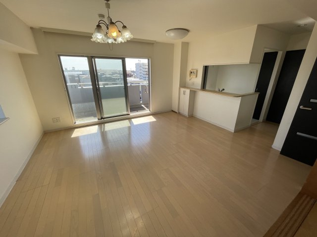 中古マンション　サンデュエル菜根　薫小・郡山第一中の居間・リビング|リビングと和室の間にも段差はございません。
窓を開けると気持ち良い風が入り込みます！
日当たりも◎お買い物も便利な立地