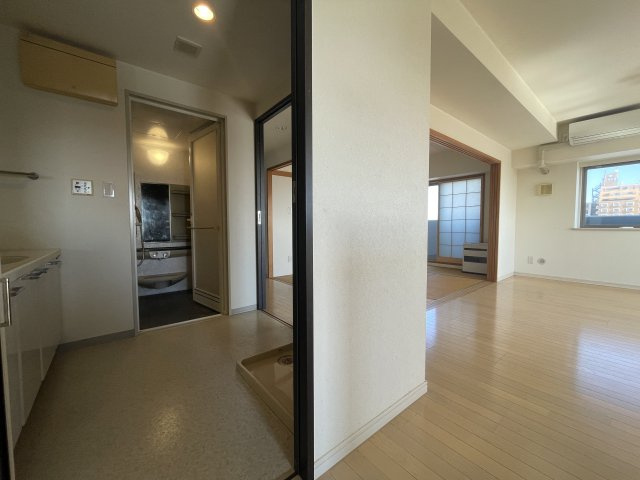 中古マンション　サンデュエル菜根　薫小・郡山第一中の独立洗面台|キッチンからリビングからも出入り可能な回遊動線！