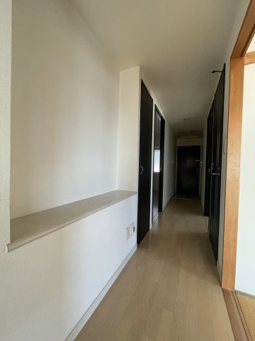中古マンション　サンデュエル菜根　薫小・郡山第一中の内装|廊下にも小物を飾れる棚や収納スペースあり。お子様の作品やご家族の思い出を飾るのも楽しみの一つです(#^^#)