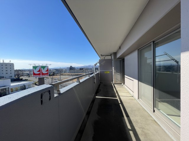 中古マンション　サンデュエル菜根　薫小・郡山第一中のバルコニー|バルコニーは広めで南東に広がるL字となっております！南側には大きな建物が無い為、お天気が良い日はとっても気持ち良い♪