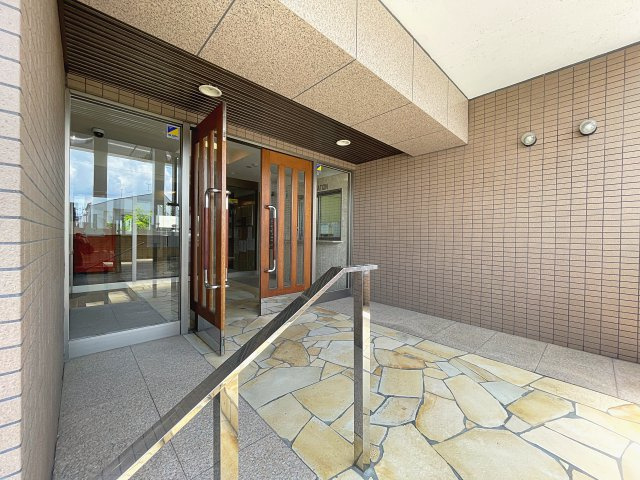 中古マンション　サンデュエル菜根　薫小・郡山第一中のエントランス|オートロック付きエントランス♪管理人さんもいらっしゃいますので、常に清掃も行き届いており清潔安心な素敵なマンションです。