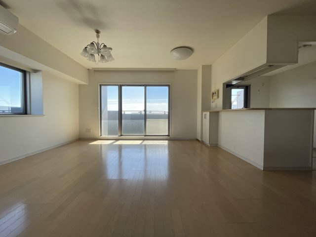 中古マンション　サンデュエル菜根　薫小・郡山第一中の居間・リビング|角部屋の為、窓が多く常に明るく開放感のあるリビングです。もちろん南向き♪