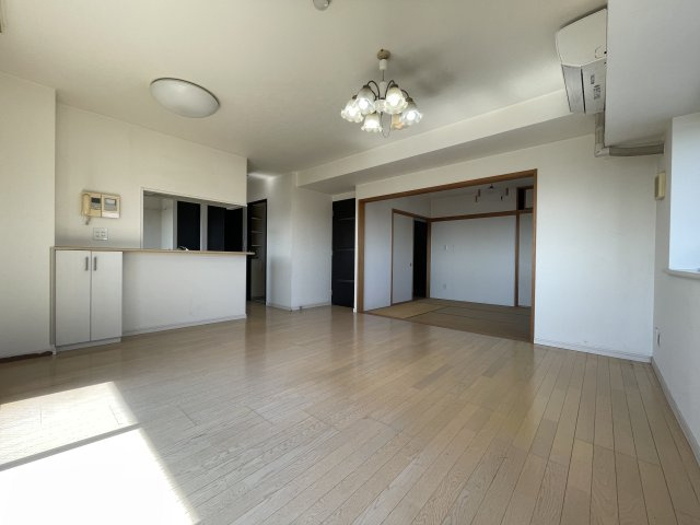 中古マンション　サンデュエル菜根　薫小・郡山第一中の居間・リビング|リビング脇には和室もあるため、扉を開放しさらに広々空間へ♪段差無いお部屋なので生活しやすい間取りです。