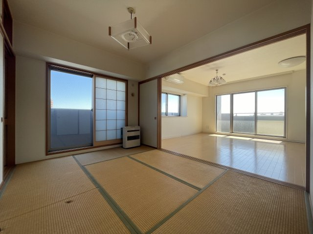 中古マンション　サンデュエル菜根　薫小・郡山第一中の和室|和室6帖からもバルコニーへ出入り可能です。障子は破れにくい素材なのでお子様がいても安心♪