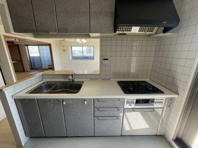 中古マンション　サンデュエル菜根　薫小・郡山第一中のキッチン|都市ガスで経済的な対面キッチン。キッチン脇にも勝手口がある為、日中は明るい光が差し込み気持ち良くお料理が出来ます。