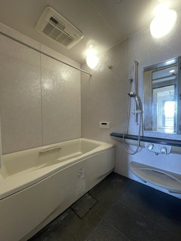 中古マンション　サンデュエル菜根　薫小・郡山第一中の浴室|足を伸ばしてご家族でゆっくり入れるお風呂♪浴室乾燥機付き
