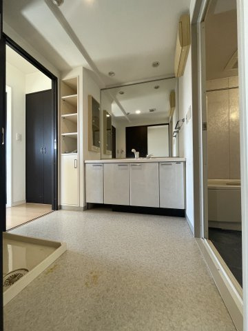 中古マンション　サンデュエル菜根　薫小・郡山第一中の独立洗面台|大きな鏡の独立洗面所。洗面所脇にある収納スペースにはタオル等をまとめられる、便利なスペース付♪