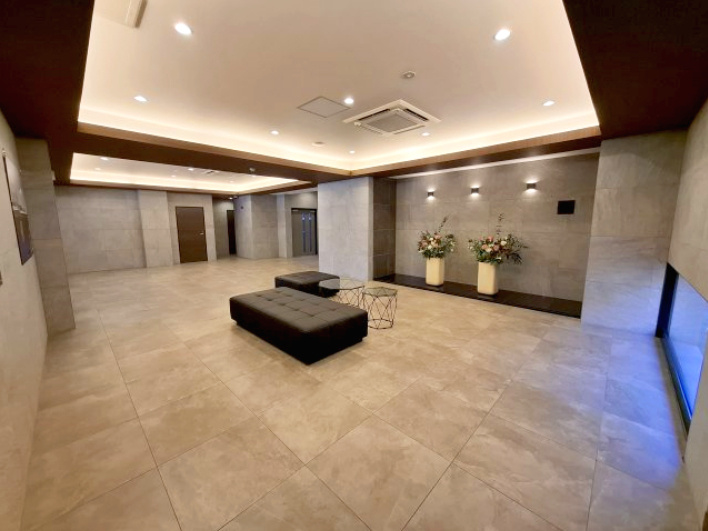 オブリージュ三番町レジデンス　静岡市葵区三番町のエントランス|ホテルのようなラグジュアリーなエントランス。非日常感と快適な居住体験を得られます。