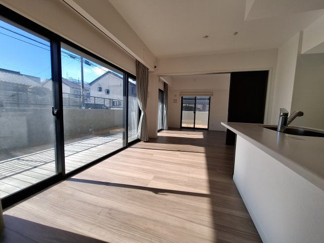 オブリージュ三番町レジデンス　静岡市葵区三番町の居間・リビング|13.2帖のリビングは、ウッドデッキがあるテラス・専用庭につながっています。