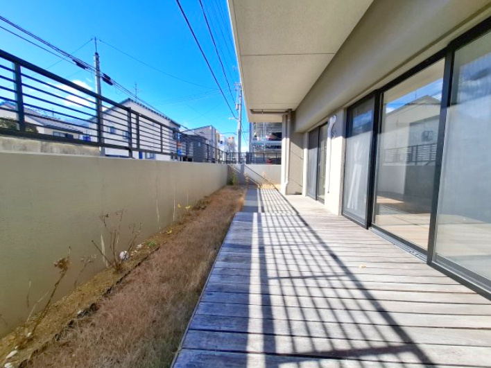 オブリージュ三番町レジデンス　静岡市葵区三番町の庭|広々ウッドデッキ・テラスと専用庭。まるで戸建のような感覚で生活できるかと思います。