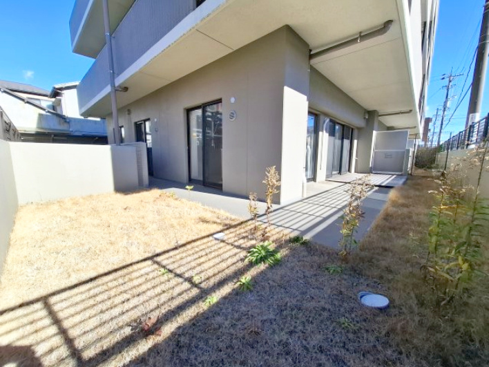 オブリージュ三番町レジデンス　静岡市葵区三番町の庭|角部屋なので専用庭も広めです。陽当りも通風も良好ですね！