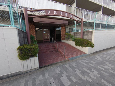 【エントランス】 | ドルミ淀川 | 明るいエントランスです。