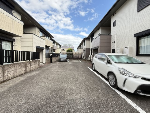 エピナール B棟の駐車場
