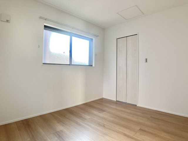 高知市介良乙　新築一戸建て⑰の洋室|シンプルで使いやすい洋室。クローゼット付きで寝室や子ども部屋に最適。