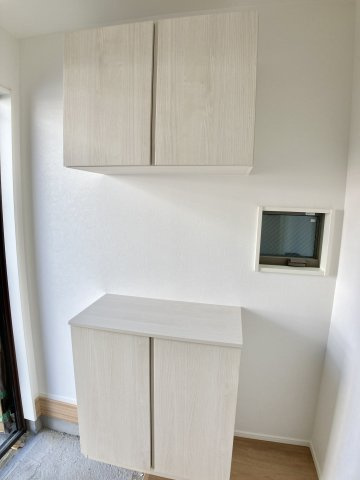 高知市介良乙　新築一戸建て⑰の収納|上下収納付きの玄関収納。家族分の靴もすっきり収まり、玄関を美しく保てます。