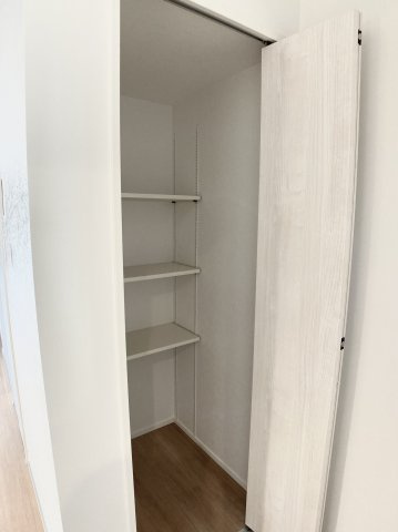 高知市介良乙　新築一戸建て⑰の収納|可動棚付きの収納スペース。日用品から季節物まで効率よく整理できます。