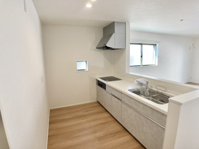 高知市介良乙　新築一戸建て⑰のキッチン|白を基調にした清潔感ある対面キッチン。IHコンロでお手入れ簡単、家事動線もスムーズ。