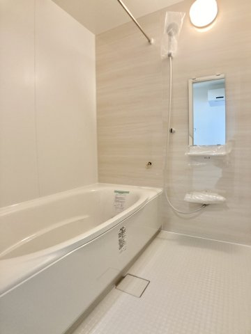 高知市介良乙　新築一戸建て⑰の浴室|清潔感ある明るい浴室。ゆったり浴槽で一日の疲れをしっかり癒せます。