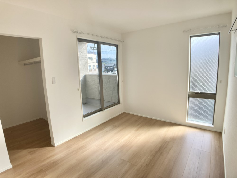 高知市介良乙　新築一戸建て⑰の洋室|WIC付きの明るい洋室。バルコニーに面し、寝室にも子ども部屋にも最適。